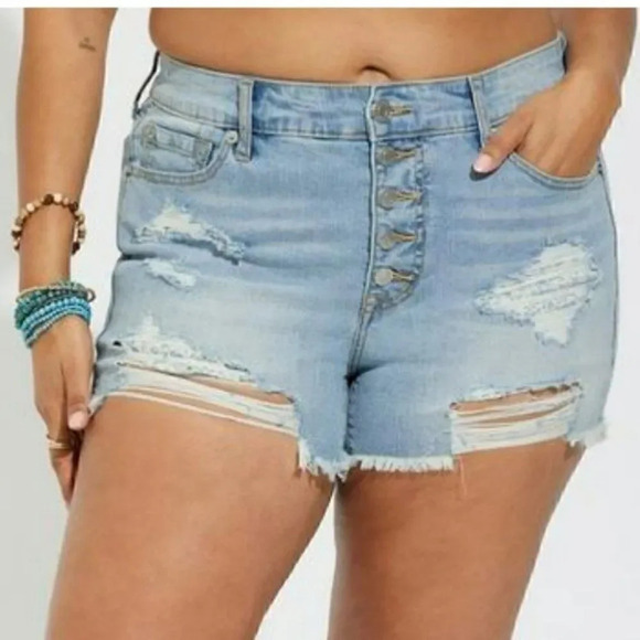 NEW Torrid Boyfriend Vintage Stretch Mid-Rise Short Women Plus 26 Light‎ Blue - Picture 2 of 11